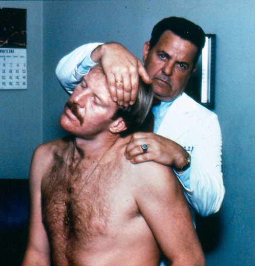  George Goodheart, founder of modern Applied Kinesiology, doing a classical manual muscle test 