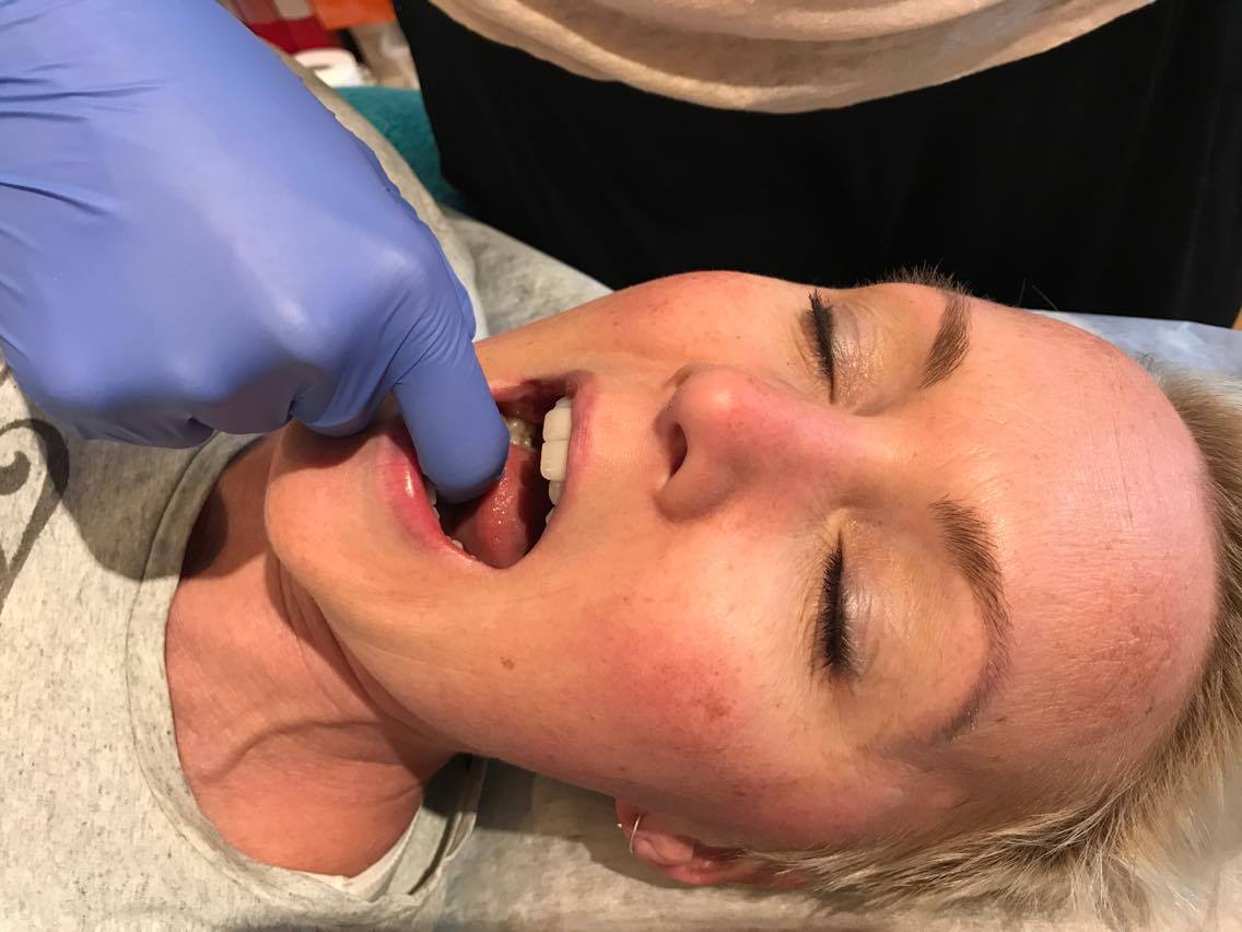 Massageterapeut och Käkledsterapeut Tone Lyche utför en Käkledsmassage - www.handson-kroppsterapi.se Massageterapeut och Käkledsterapeut Tone Lyche utför en Käkledsmassage - www.handson-kroppsterapi.se